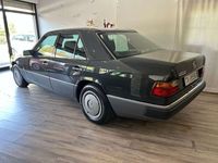 Usata Mercedes E200 122 CV (89 kW) 1992 Nero Berlina