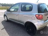 Usata Toyota Yaris Sol 65 CV (47 kW) 2003 Marrone Berlina