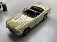Usata Triumph TR 250 105 CV (77 kW) 1967 Giallo Cabrio
