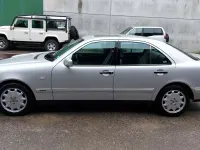 Usata Mercedes E300 147 CV (108 kW) 1998 Grigio Berlina
