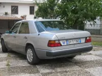 Usata Mercedes E200 122 CV (89 kW) 1992 Argento Berlina