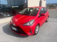 Usata Toyota Yaris Hybrid Cool 73 CV (53 kW) 2018 Rosso Berlina