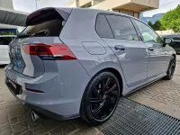 Usata VW Golf VIII GTI 245 CV (180 kW) 2023 Mondsteingrau Berlina