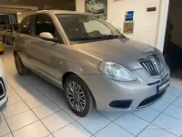 Usado Lancia Ypsilon Gold 75 CV (55 kW) 2012 Amarillo Utilitario