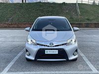 Usata Toyota Yaris Hybrid Lounge 75 CV (55 kW) 2014 Grigio Utilitaria