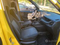 Begagnad Fiat Doblò 95 HK (69 kW) 2018 Gul Minibuss