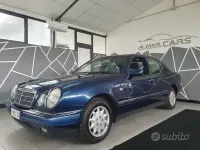 Usata Mercedes E250 Elegance 113 CV (83 kW) 1997 Blu Berlina
