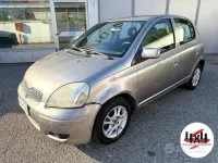 Usata Toyota Yaris Sol 75 CV (55 kW) 2003 Grigio Berlina