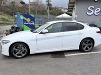 Begagnad Alfa Romeo Giulia Business 150 HK (110 kW) 2018 Vit Sedan