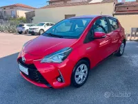 Usata Toyota Yaris Hybrid Active 73 CV (53 kW) 2018 Rosso Berlina