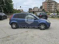 Usado Ford Fiesta Ghia 68 HP (50 kW) 2006 Cinzento Citadino