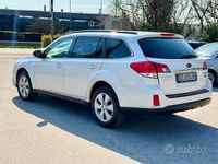 Usata Subaru Outback 150 CV (110 kW) 2010 Bianco Station wagon