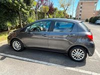 Usata Toyota Yaris Lounge 69 CV (50 kW) 2014 Grigio Utilitaria