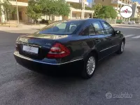 Usata Mercedes E220 Elegance 150 CV (110 kW) 2002 Grigio Berlina