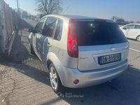Usata Ford Fiesta Ghia 75 CV (55 kW) 2008 Argento Utilitaria