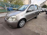 Usado Toyota Yaris Sol 65 CV (47 kW) 2004 Gris Berlina