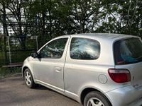 Usado Toyota Yaris 68 CV (50 kW) 2002 Gris Berlina
