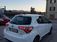 Usata Toyota Yaris Hybrid Cool 73 CV (53 kW) 2019 Bianco Berlina