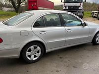 Usata Mercedes E220 150 CV (110 kW) 2004 Grigio Berlina