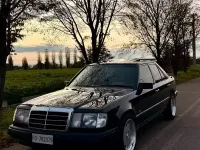 Usata Mercedes E200 122 CV (89 kW) 1990 Nero Berlina