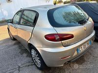 Usata Alfa Romeo 147 105 CV (77 kW) 2005 Grigio Utilitaria