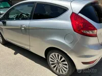 Usata Ford Fiesta Titanium 82 CV (60 kW) 2009 Grigio Utilitaria