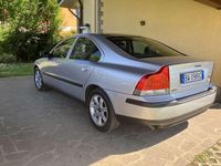 Usata Volvo S60 140 CV (102 kW) 2002 Argento Berlina