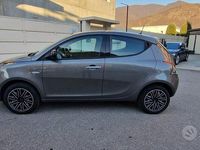 Usata Lancia Ypsilon Gold 69 CV (50 kW) 2022 Grigio scuro Utilitaria