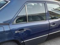 Usata Mercedes 200 136 CV (100 kW) 1993 Blu/azzurro Berlina