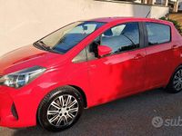 Usata Toyota Yaris 69 CV (50 kW) 2015 Rosso Utilitaria