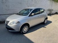 Usado Lancia Ypsilon 85 HP (62 kW) 2015 Prateado Citadino