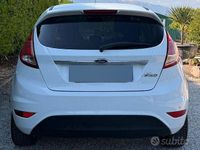 Usata Ford Fiesta 75 CV (55 kW) 2015 Bianco Utilitaria
