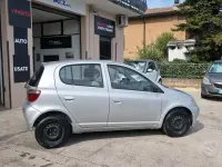 Usata Toyota Yaris Sol 68 CV (50 kW) 2000 Grigio Berlina