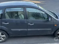 Begagnad Ford Fiesta 80 HK (58 kW) 2006 Blå Halvkombi