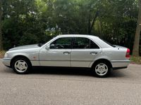 Usata Mercedes C180 Elegance 122 CV (89 kW) 1993 Argento Berlina