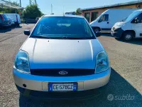 Usata Ford Fiesta Zetec 75 CV (55 kW) 2004 Grigio Utilitaria