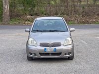 Usata Toyota Yaris Sol 65 CV (47 kW) 2004 Marrone Berlina
