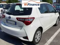Usata Toyota Yaris Hybrid Business Edition 101 CV (74 kW) 2020 Bianco Berlina
