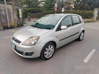Usata Ford Fiesta Ghia 75 CV (55 kW) 2006 Grigio Utilitaria
