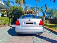 Usado VW Bora 116 CV (85 kW) 1999 Gris Berlina