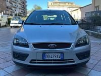 Usado Ford Focus Style 110 HP (80 kW) 2006 Cinzento Carrinha