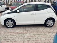 Käytetty Toyota Aygo X-play 69 HP (50 kW) 2018 Valkoinen Viistoperä