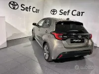 Usata Toyota Yaris Hybrid Lounge 131 CV (96 kW) 2024 Marrone Berlina
