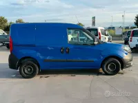Usata Fiat Doblò Lounge 90 CV (66 kW) 2022 Blu Monovolume