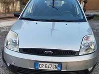 Usata Ford Fiesta 68 CV (50 kW) 2004 Grigio Utilitaria