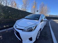 Usata Toyota Yaris Hybrid Active 75 CV (55 kW) 2014 Bianco Berlina
