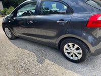 Usado Kia Rio Active 75 HP (55 kW) 2014 Cinzento Sedan