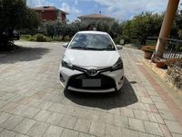 Usata Toyota Yaris Lounge 69 CV (50 kW) 2015 Bianco Utilitaria