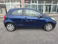 Usata Toyota Yaris Sol 69 CV (50 kW) 2006 Blu Berlina