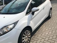 Usata Ford Fiesta Titanium 73 CV (53 kW) 2011 Bianco Utilitaria